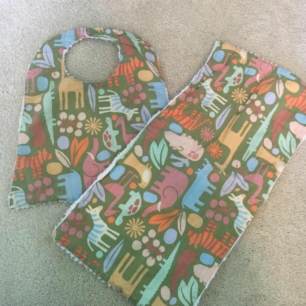 Reversible Bib and burp cloth set