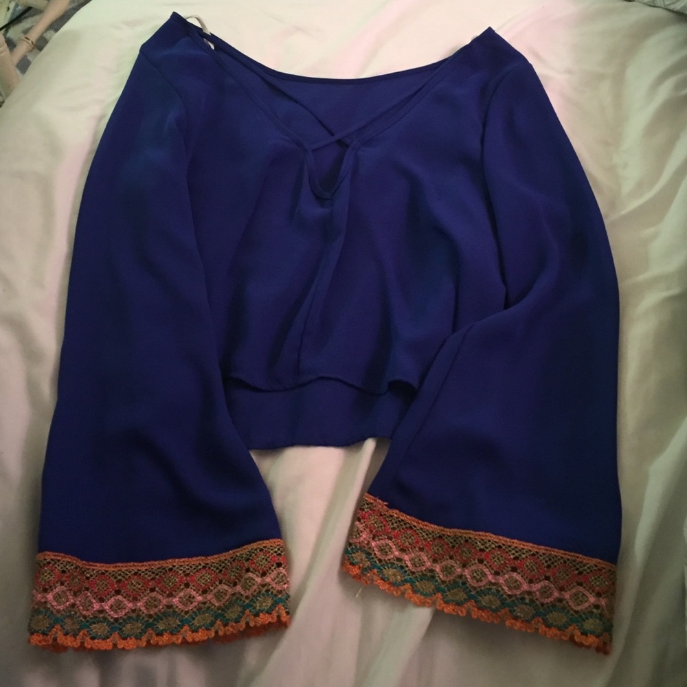Blue crop top flowy sleeves