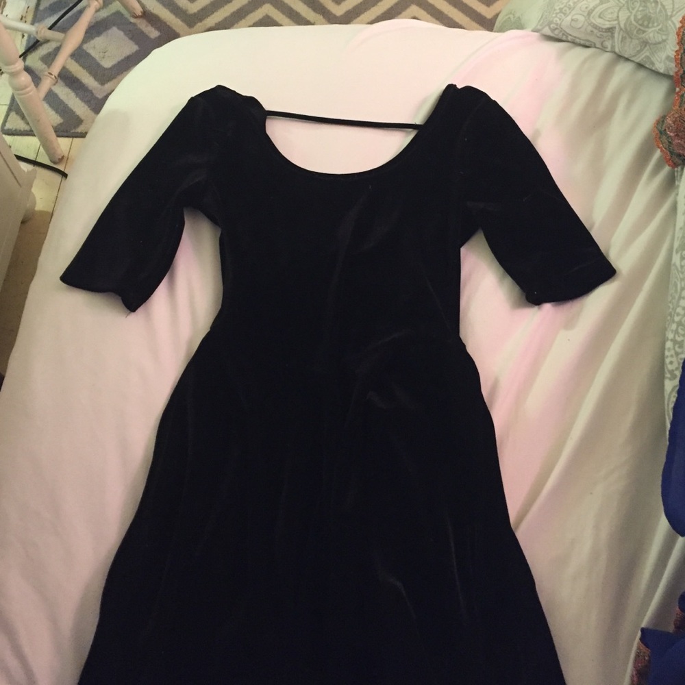 Short black quarter sleeve velvet dress