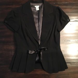 Black blazer with lovely details. Shirtsleeve.