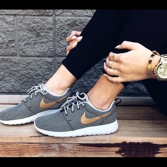 Nike Shoes | Nike Roshe One Womens 85 