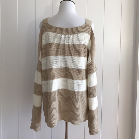 🌷sale!🌷Romeo + Juliet cold shoulder sweater - Picture 2 of 4