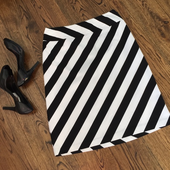 East 5th Dresses & Skirts - Super cute black & white skirt sz 10 EUC