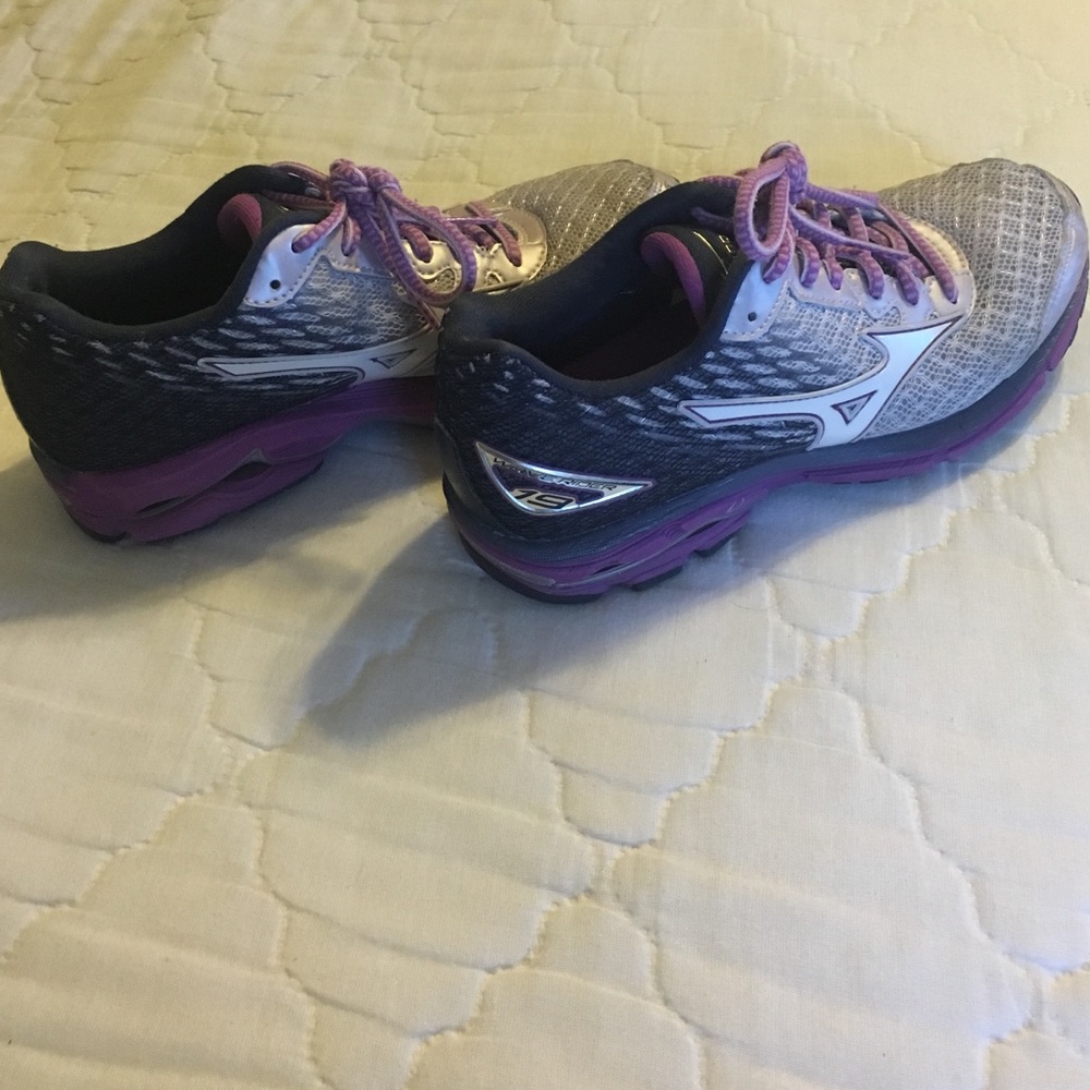 Women's Mizuno Wave a Rider 19  - size 6.5