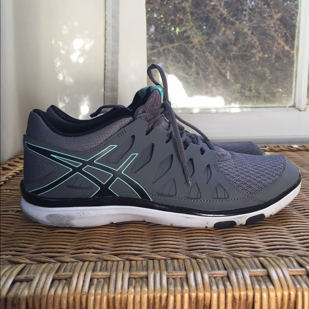 Tennis shoes