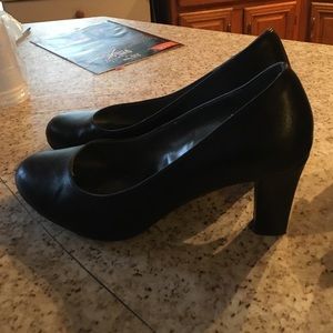 Cloud walkers simple black pumps