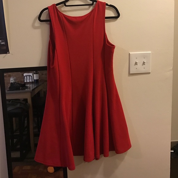 Beautiful red dress - Picture 2 of 2