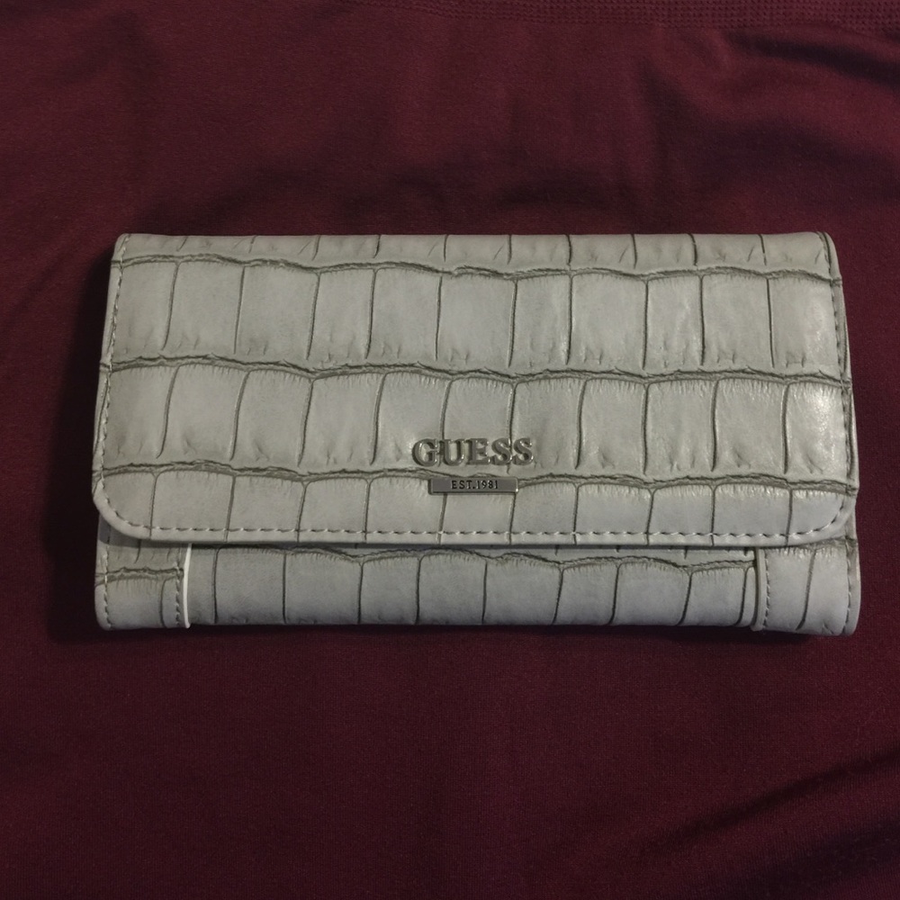 Guess wallet. Alligator print faux leather.