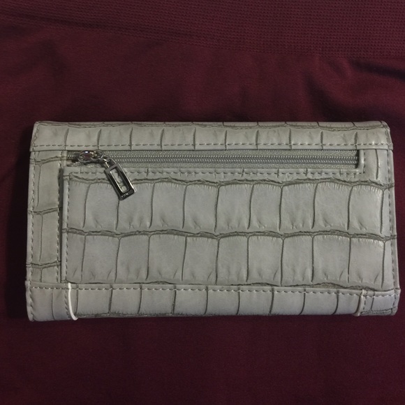 Guess wallet. Alligator print faux leather. - Picture 2 of 4