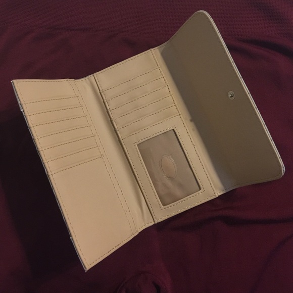 Guess wallet. Alligator print faux leather. - Picture 3 of 4