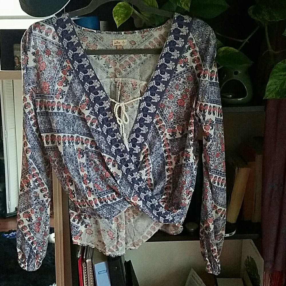 Hollister Deep V top w/ tassel tie