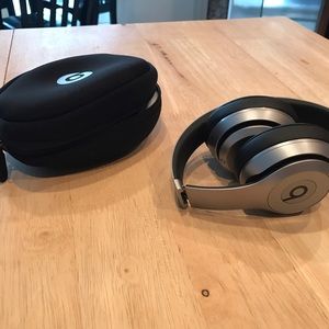 Beats solo headphones (Grey)