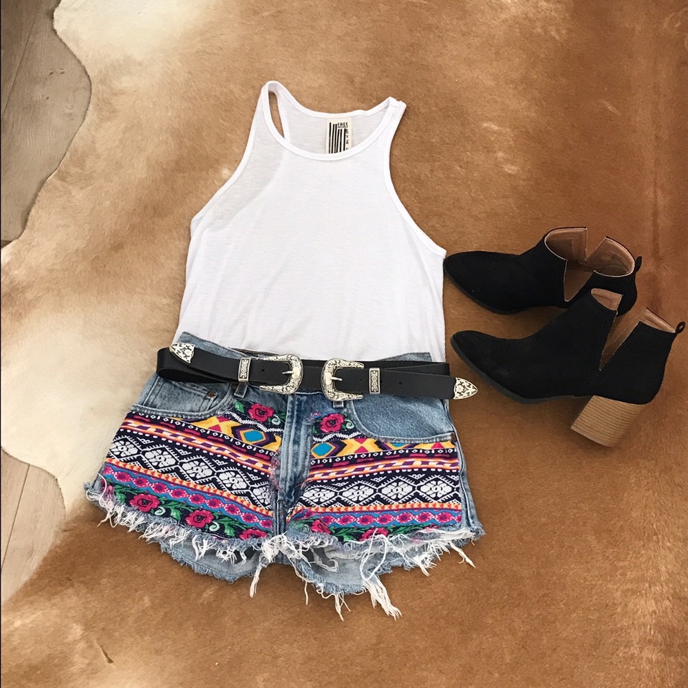 VINTAGE patterned Levi shorts