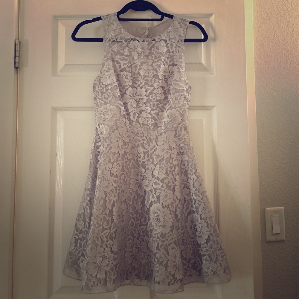 Alice + Olivia "Natalia" Open Back Lace Dress. NWT