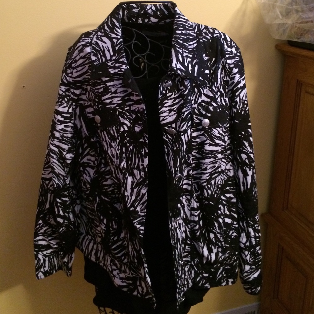 Black and white patterned blazer