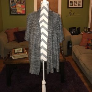 Gray short-sleeved cardigan