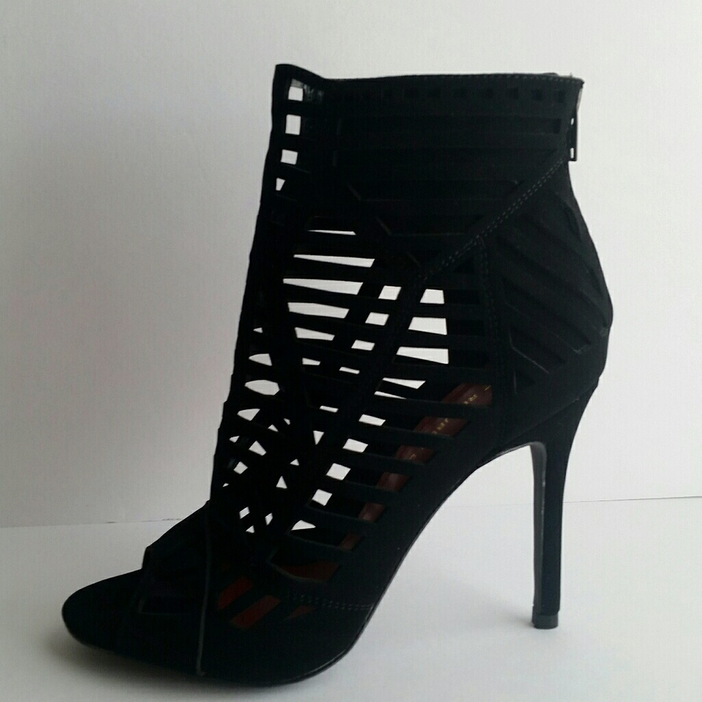 Laser Cut Ankles Bootie's - Picture 4 of 8