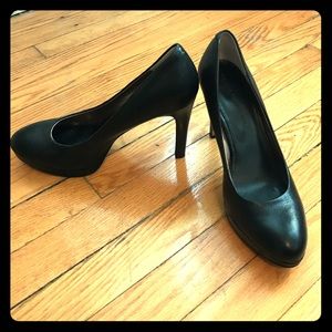Banana Republic Kate pumps in black