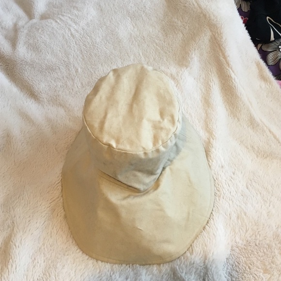 Reversible canvas hat. - Picture 2 of 3