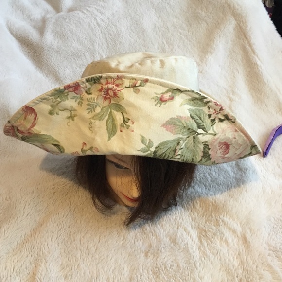 Reversible canvas hat. - Picture 3 of 3