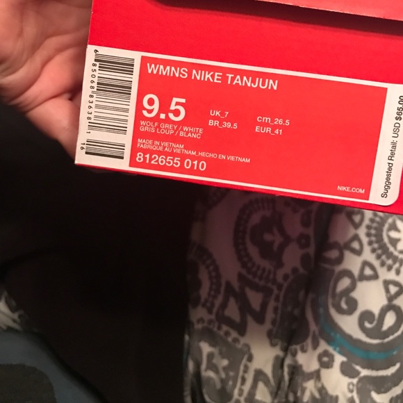 Women's Nike. NEVER WORN - Picture 2 of 2