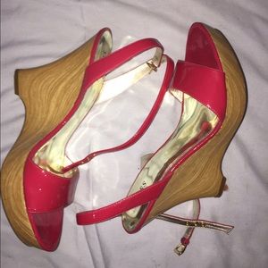 "GWANTHEA" dark pink GUESS wedges.