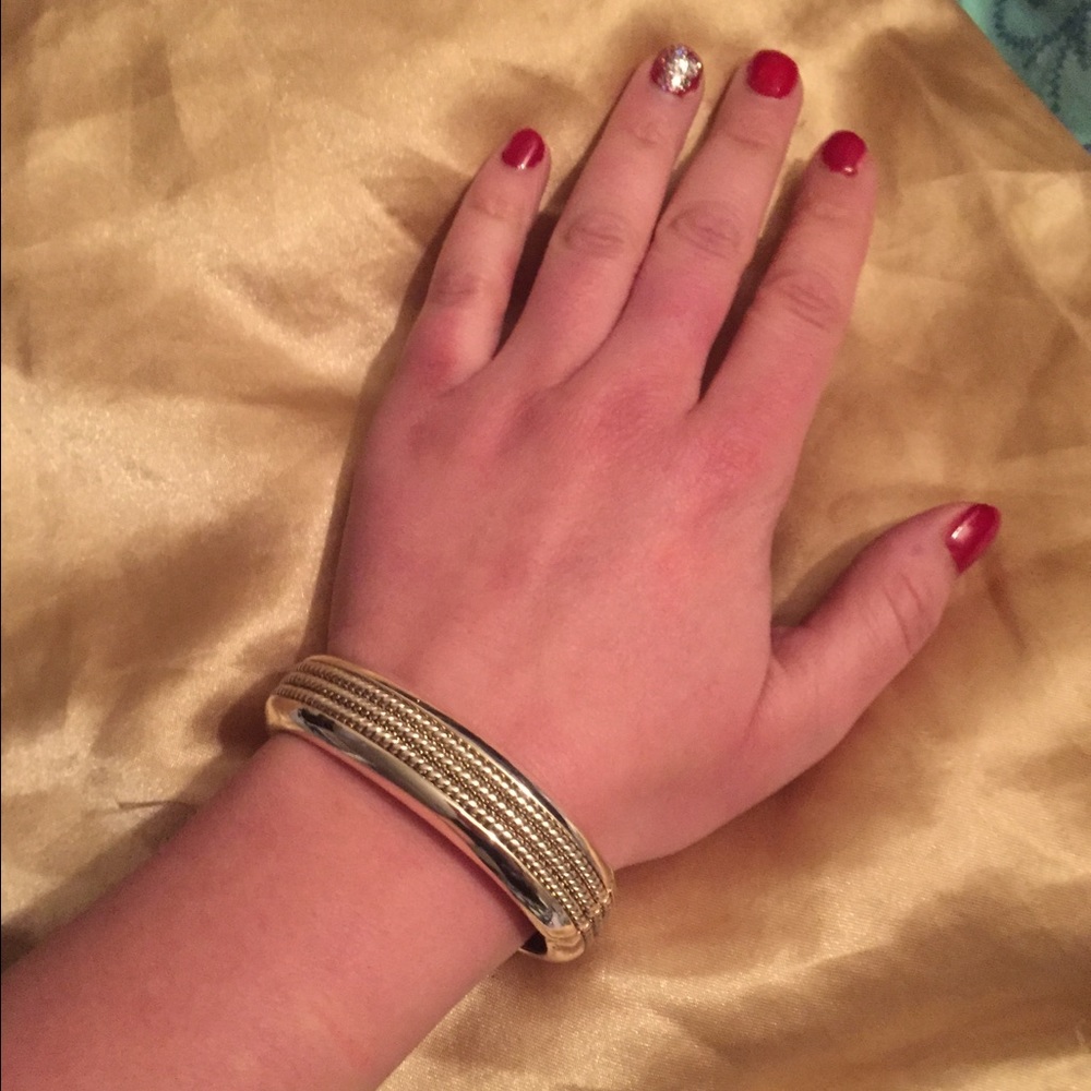 Brilliant sliver clasp bangle