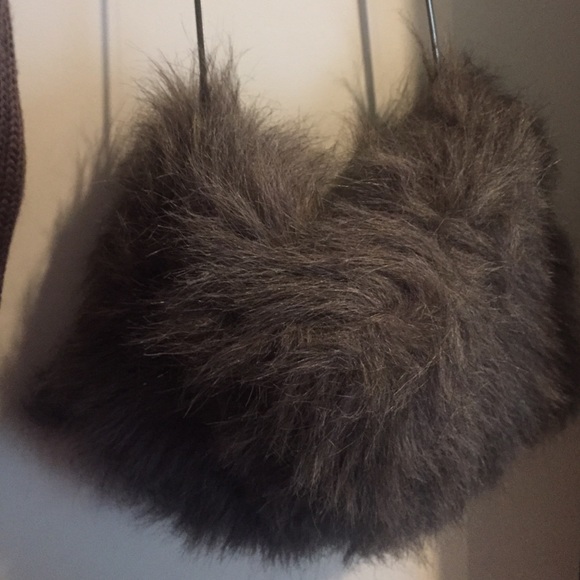 Faux fur sweater and hand warmer. - Picture 4 of 4