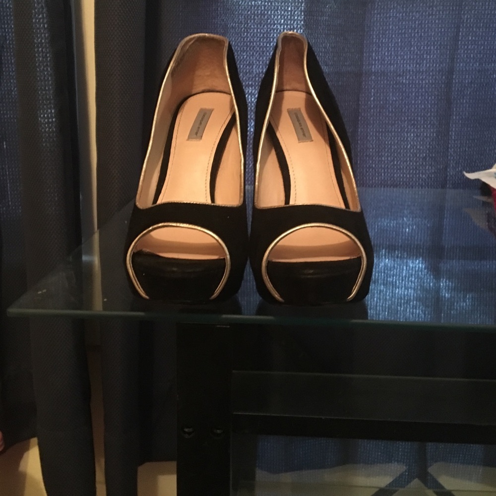 Adorable Peep-toe Pumps!