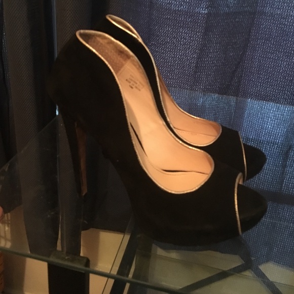 Adorable Peep-toe Pumps! - Picture 2 of 4