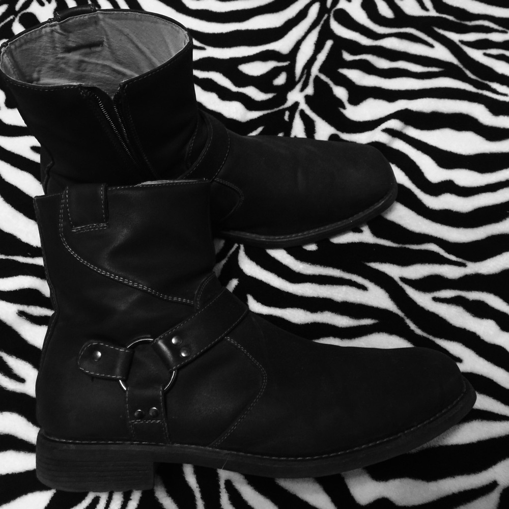 Men's madden 10.5 M  Black Harness biker boots.