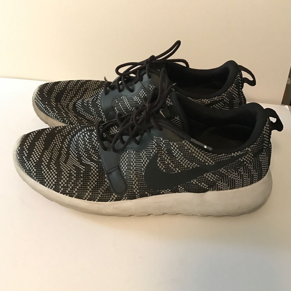 Black zebra nike roshes