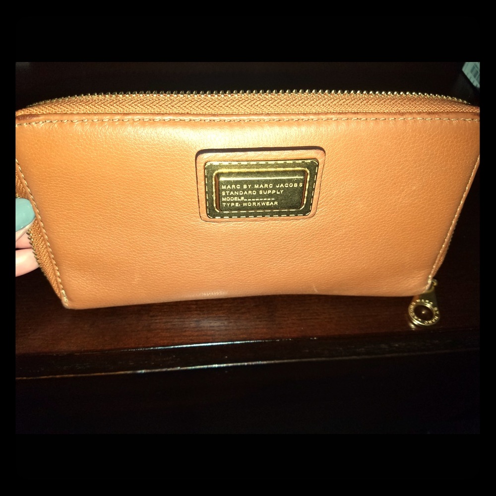 New Q Leather Vertical Zippy Wallet