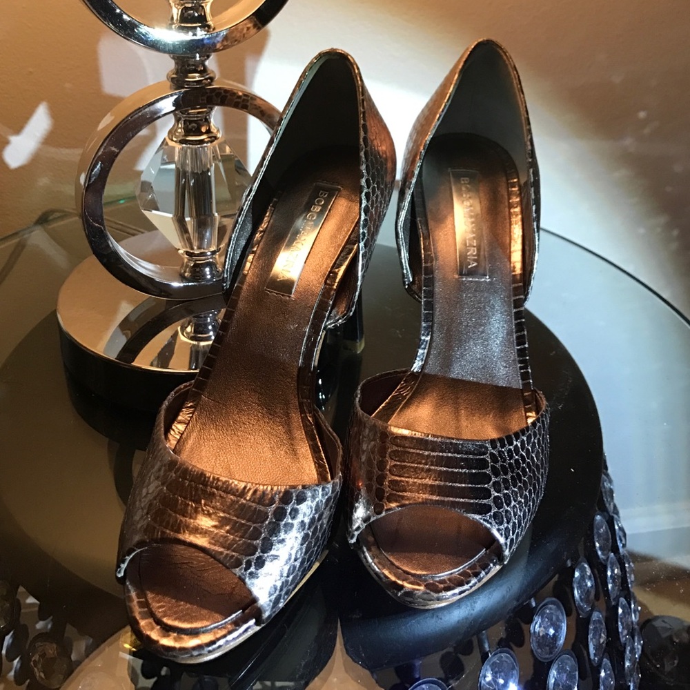 BCBG Maxazria Silver Snakeskin Heels Sz7