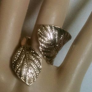 Beautiful 2 leaves fashion ring