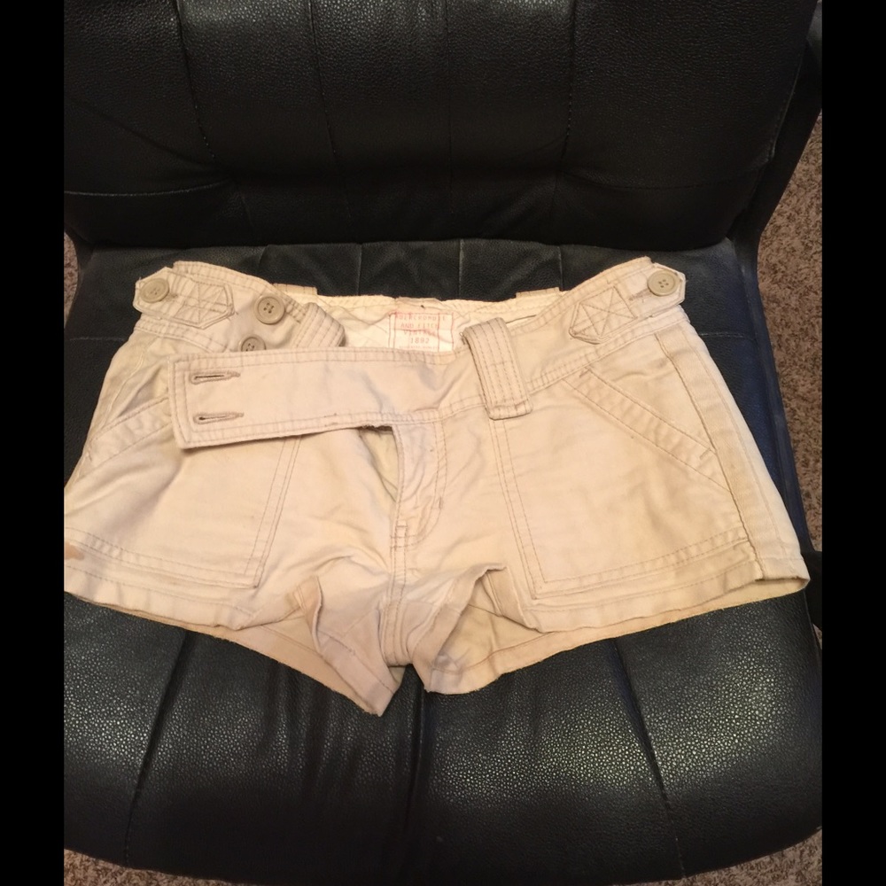 Abercrombie & Fitch khaki shorts.