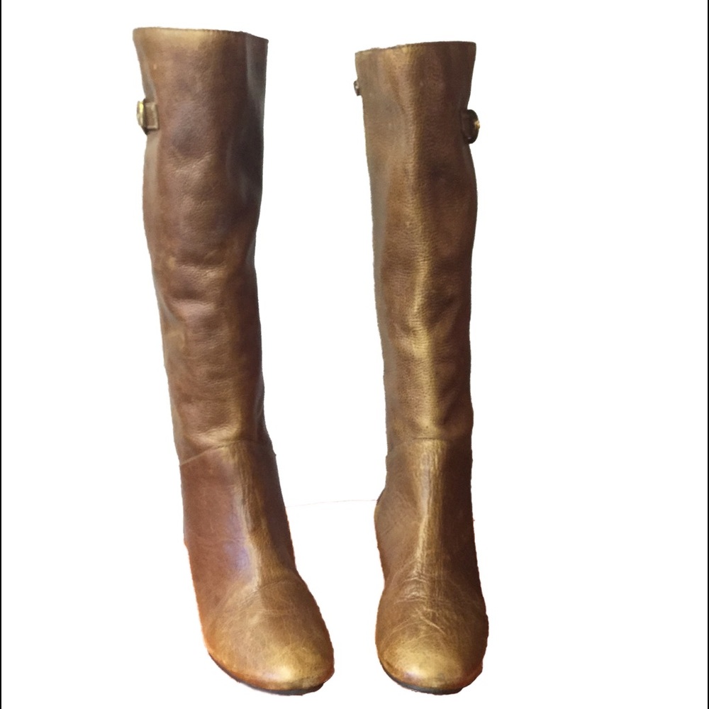 Wedged chestnut boots