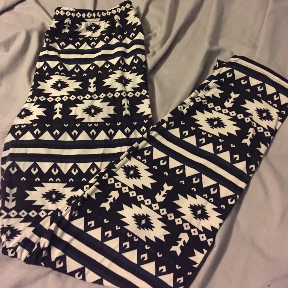 So SOFT black and white Aztec print leggings