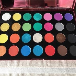 Fuego eyeshadow palette 🎨 with 28 colors !