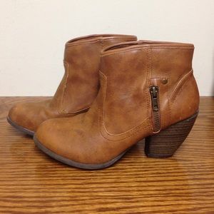 Low top brown cowgirl booties