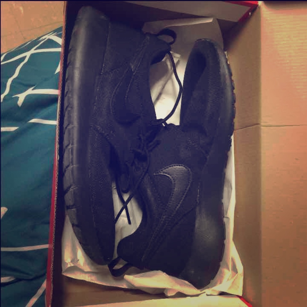 Monochrome (All Black) Roshe Run Shoes 🌑