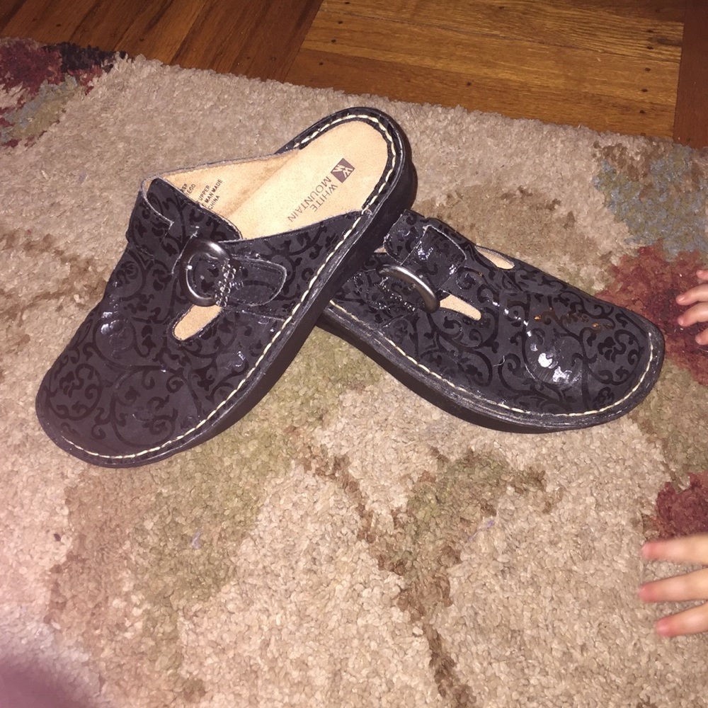 Black paisley print clogs