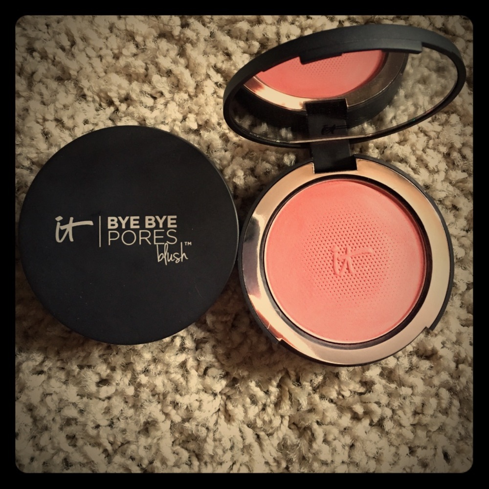 Sale! It Cosmetics Blush in Naturally Pretty