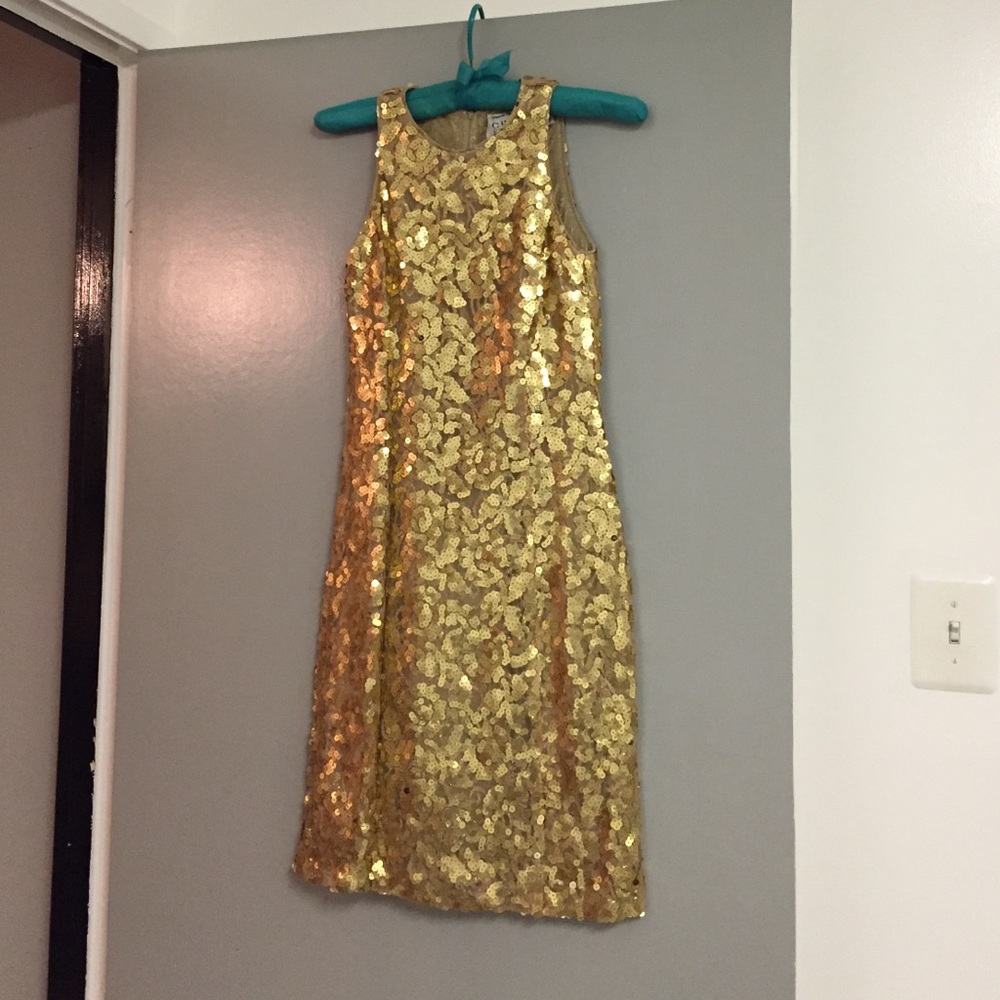 Size 2 Gold Sequin Dress. Not too short 🌹🌹🌹🌹