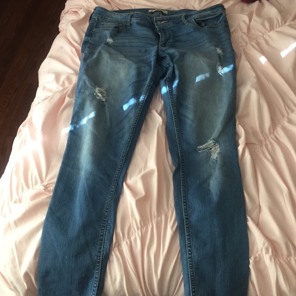 hollister ripped skinny jeans