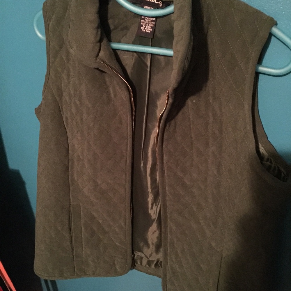 Vests - Picture 3 of 4