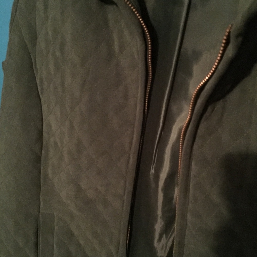 Vests - Picture 4 of 4