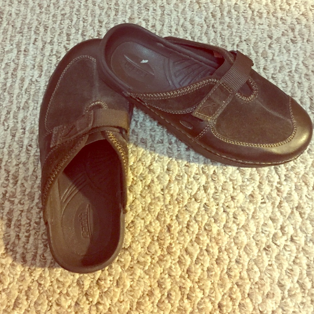 Girl clogs size 5