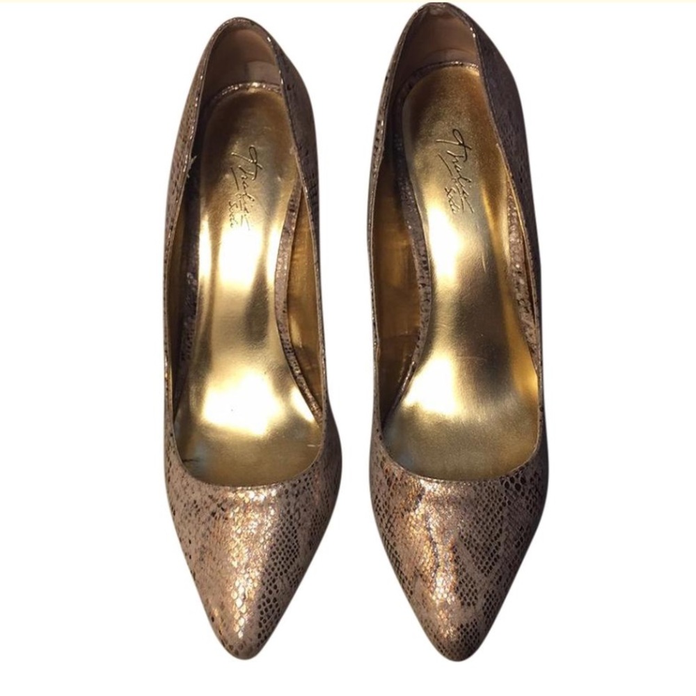 Classic Pumps with a gold heel