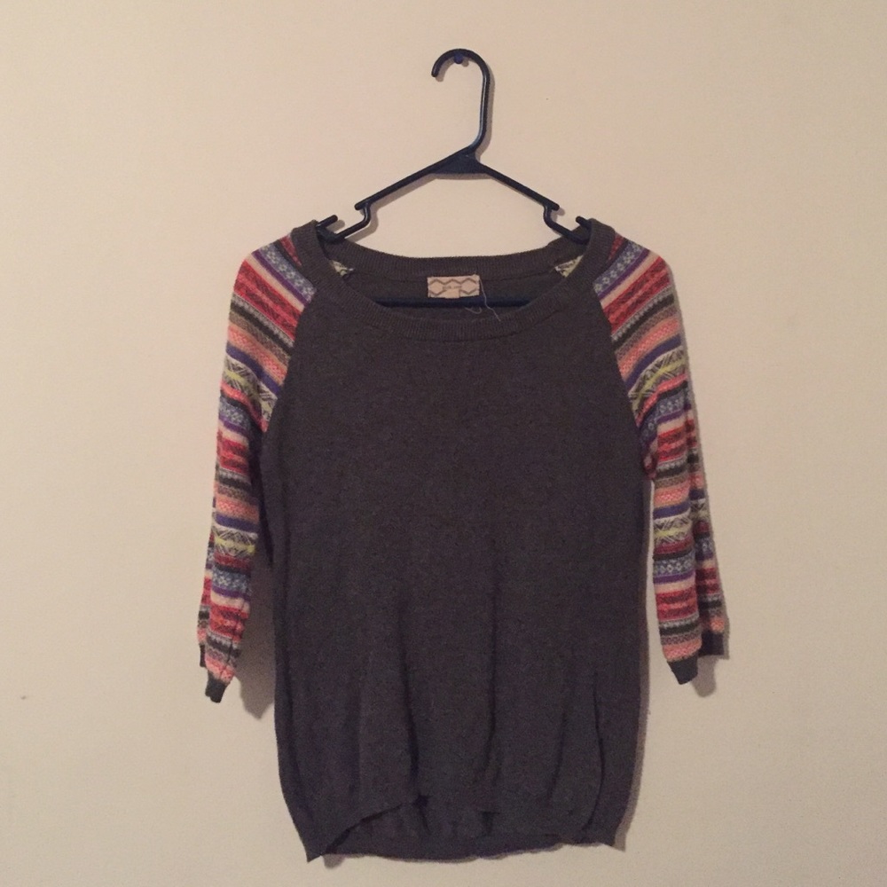 Grey sweater with colorful sleeves